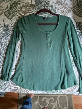 Eddie Bauer Long-Sleeve Scoop Henley Top in Green